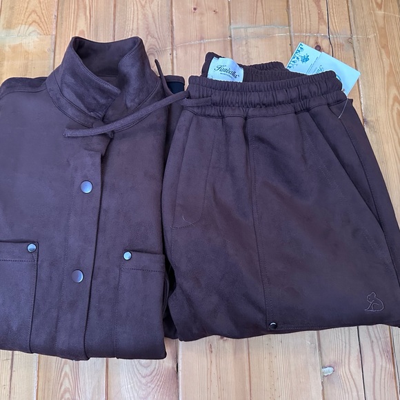 KuwallaTee Suede Oversized Shacket+ SUEDE CARGO
JOGGERS Set - Picture 4 of 6